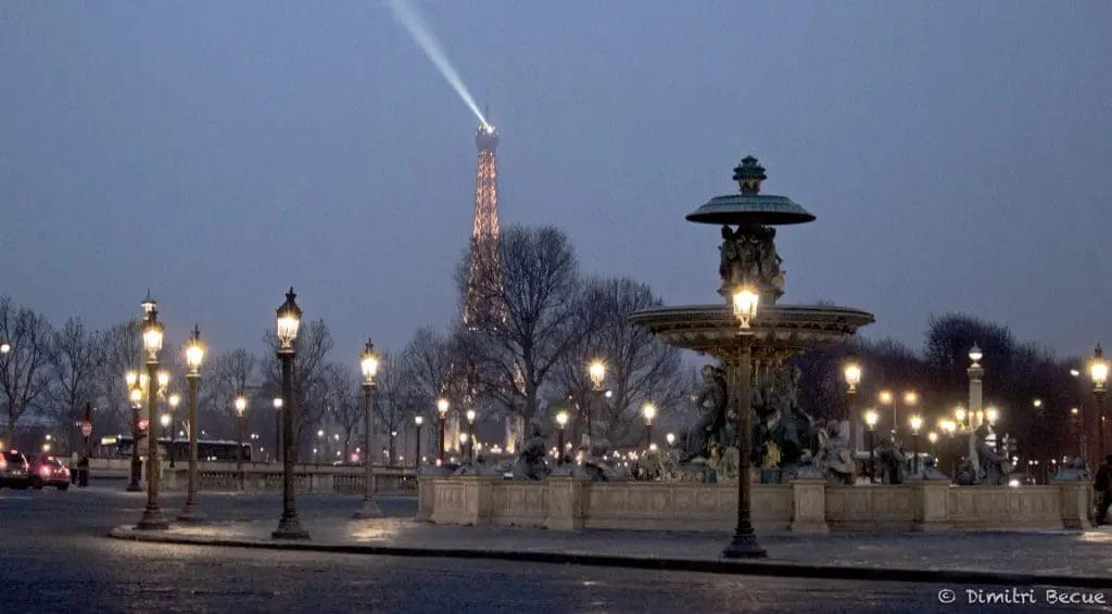 A picture of night time Paris